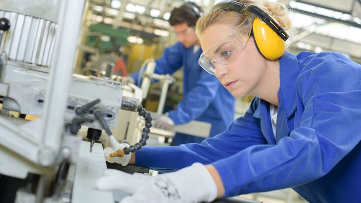 © auremar - stock.adobe.com Die Entwicklung der österreichischen Industrie steht im Fokus der Studie Made in Austria: Produktionsarbeit in Österreich 2024.